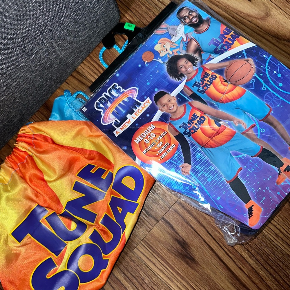 Tune squad costume w/ bonus string bag